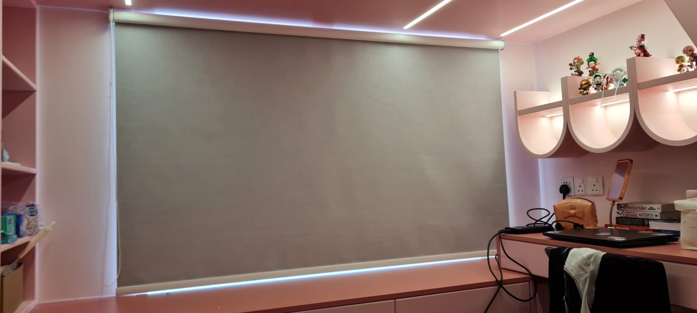 Blackout roller blind